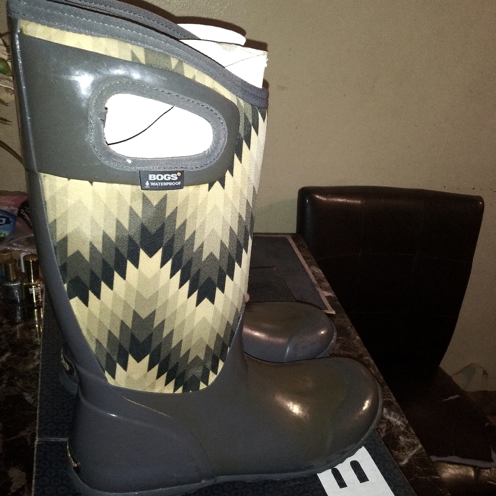 BOGS WINTER AND FALL 100%WATER PROOF RAINBOOTS